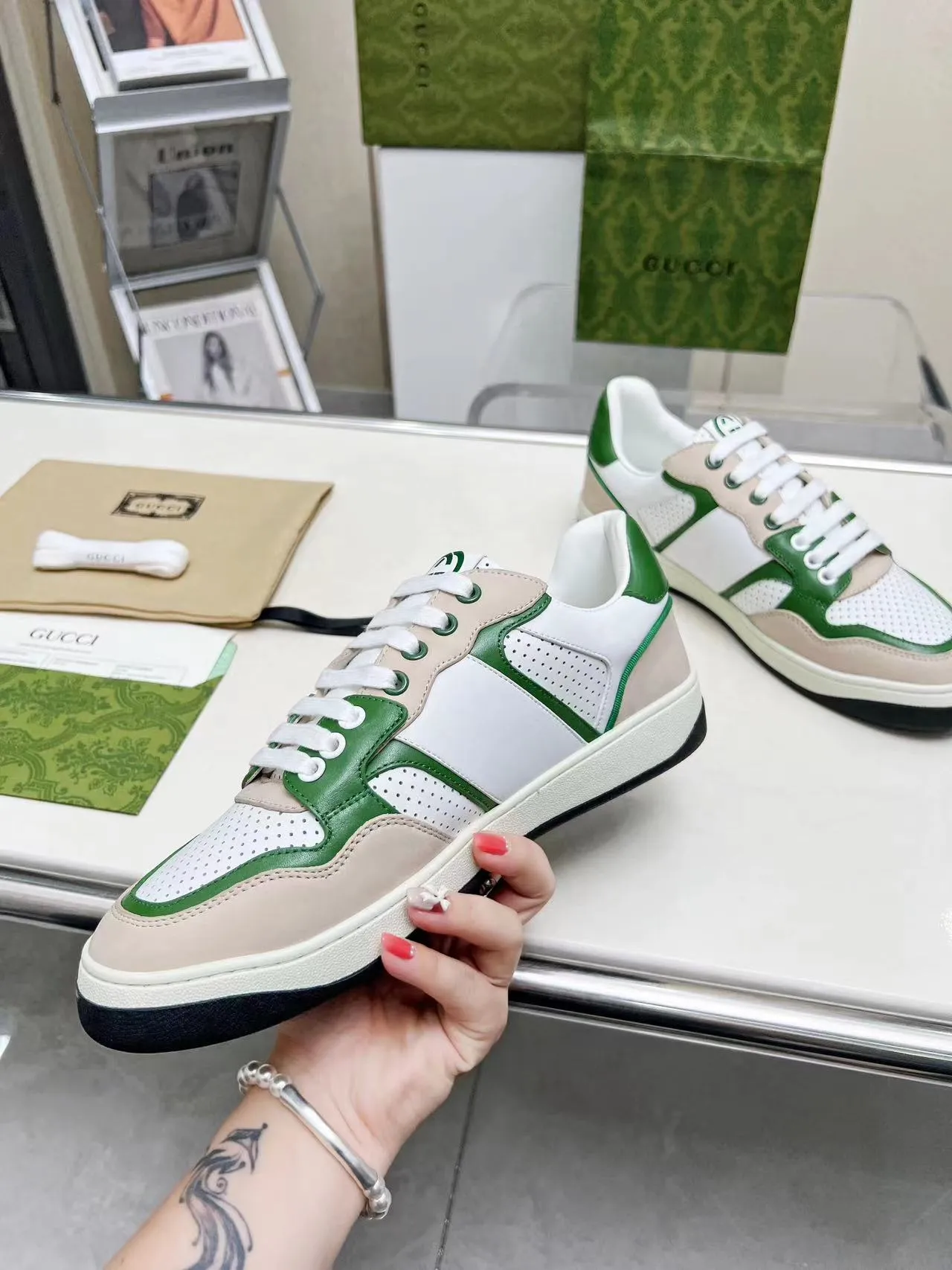 P620 💞💞Gucci G Home’s latest popular sports shoes, couple’s style, casual, retro white shoes 🌸🌸🌸 New popular series. The exquisite and compact interlocking double G logo romantically interprets the aesthetic concept of this series. Made of off-white leather, retro inspiration is cleverly blended into the sneaker design to reinterpret the brand logo. Exquisitely packaged at the delivery counter 🛍📦 ▪️Fabric: Original custom-made imported first-layer cowhide leather ▪️Lining: Original custom-made imported cowhide lining ▪️Outsole: Original molded two-color TPU outsole ▪️Size: Women's 35-40 / Men's 39-45